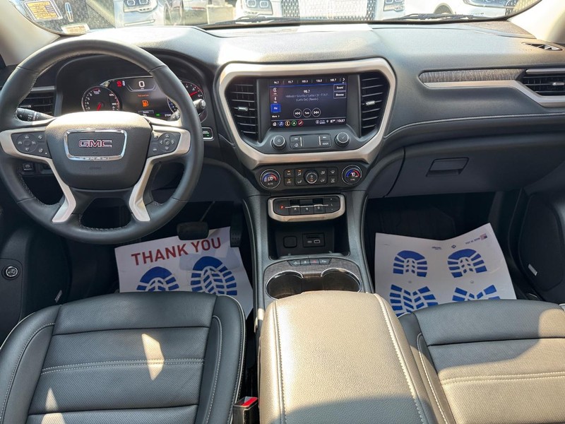 GMC Acadia Vehicle Full-screen Gallery Image 16