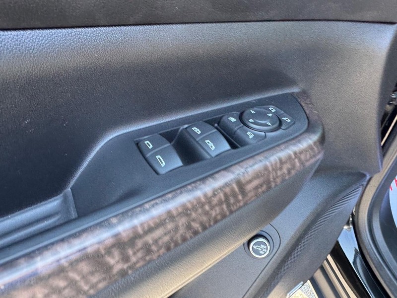 GMC Acadia Vehicle Full-screen Gallery Image 19