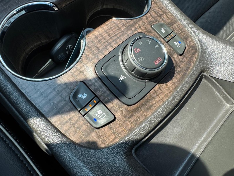 GMC Acadia Vehicle Full-screen Gallery Image 21