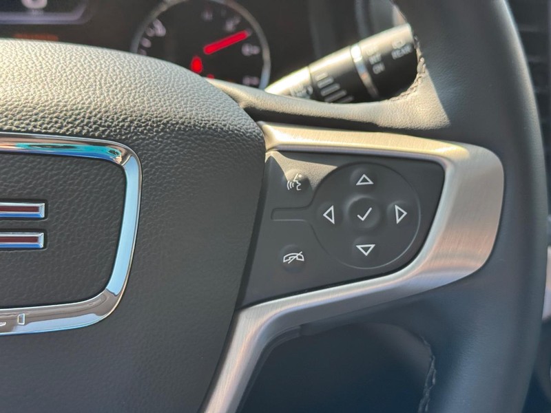 GMC Acadia Vehicle Full-screen Gallery Image 24