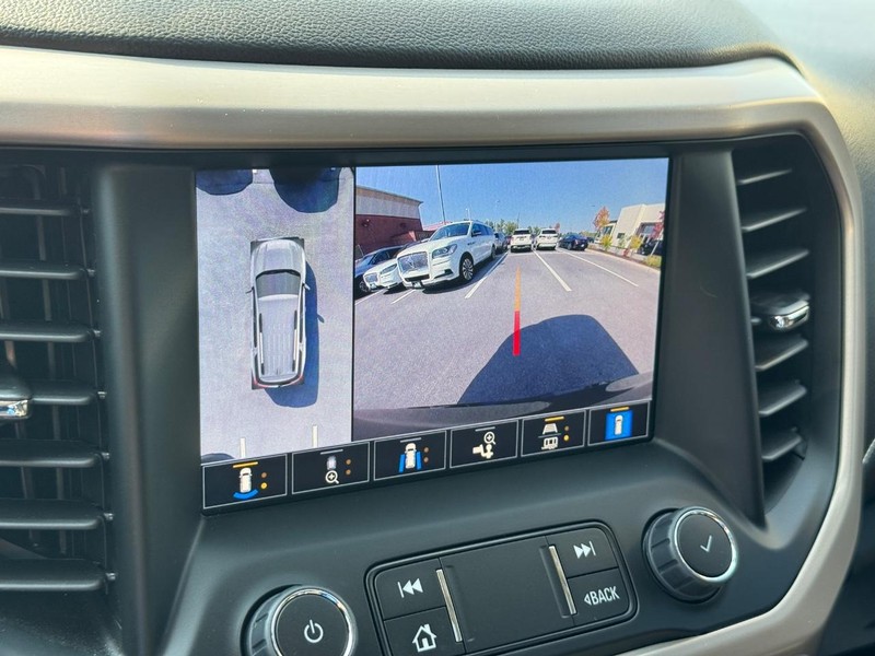 GMC Acadia Vehicle Full-screen Gallery Image 25