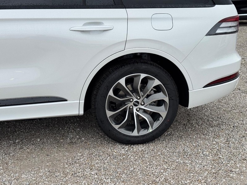 Lincoln Aviator Vehicle Full-screen Gallery Image 10