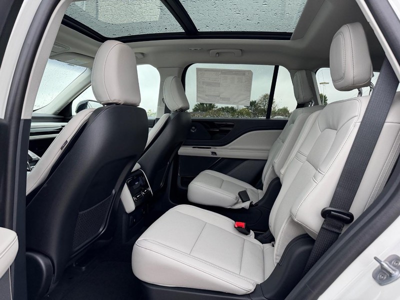 Lincoln Aviator Vehicle Full-screen Gallery Image 11