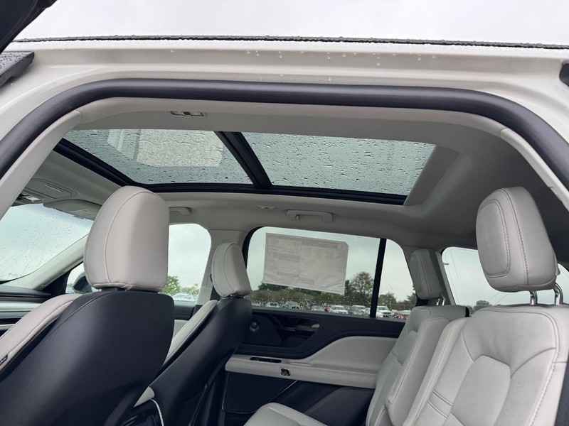 Lincoln Aviator Vehicle Full-screen Gallery Image 12