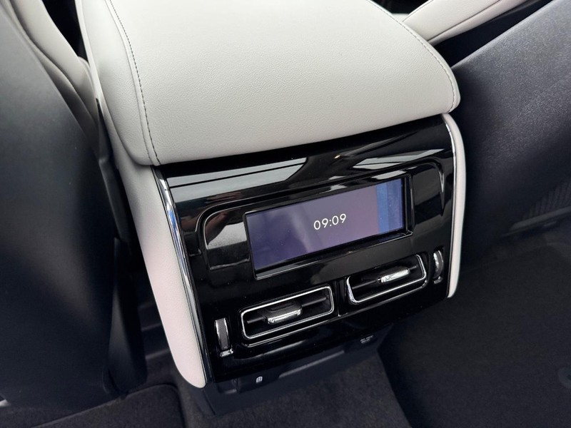 Lincoln Aviator Vehicle Full-screen Gallery Image 13