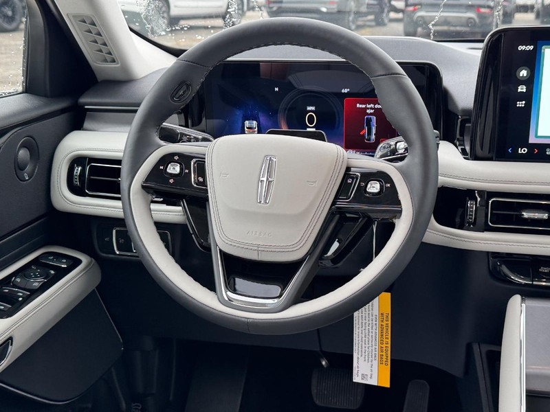 Lincoln Aviator Vehicle Full-screen Gallery Image 15