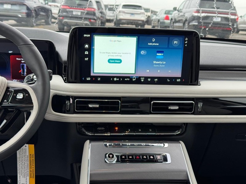 Lincoln Aviator Vehicle Full-screen Gallery Image 16