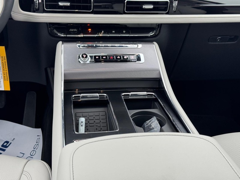 Lincoln Aviator Vehicle Full-screen Gallery Image 17