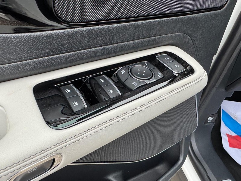 Lincoln Aviator Vehicle Full-screen Gallery Image 18