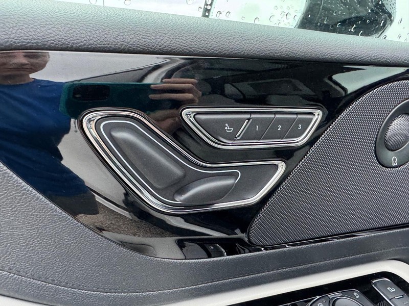 Lincoln Aviator Vehicle Full-screen Gallery Image 19