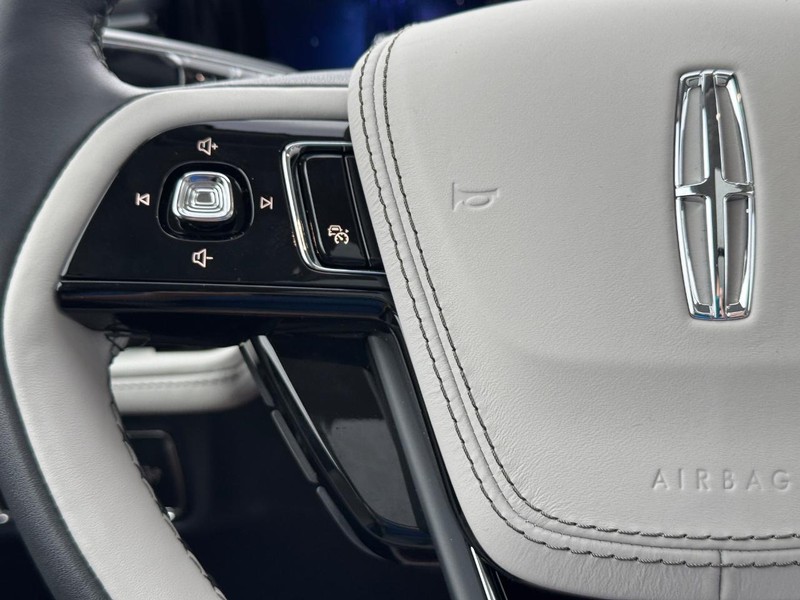 Lincoln Aviator Vehicle Full-screen Gallery Image 21