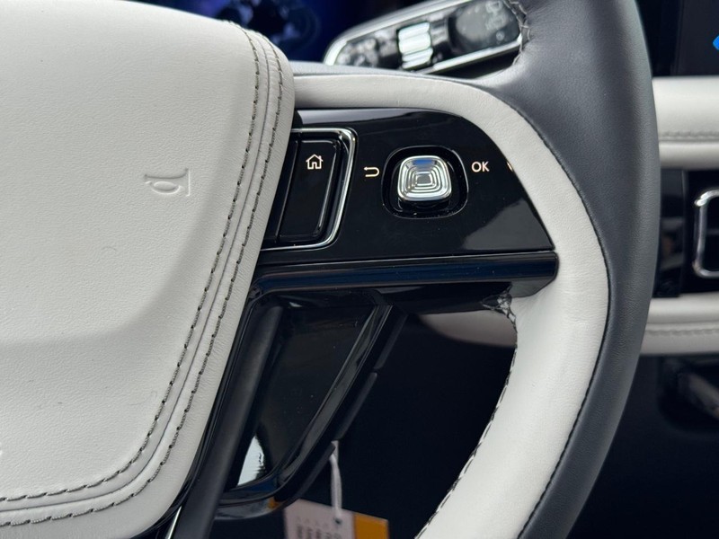 Lincoln Aviator Vehicle Full-screen Gallery Image 22