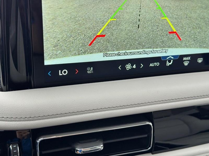 Lincoln Aviator Vehicle Full-screen Gallery Image 23