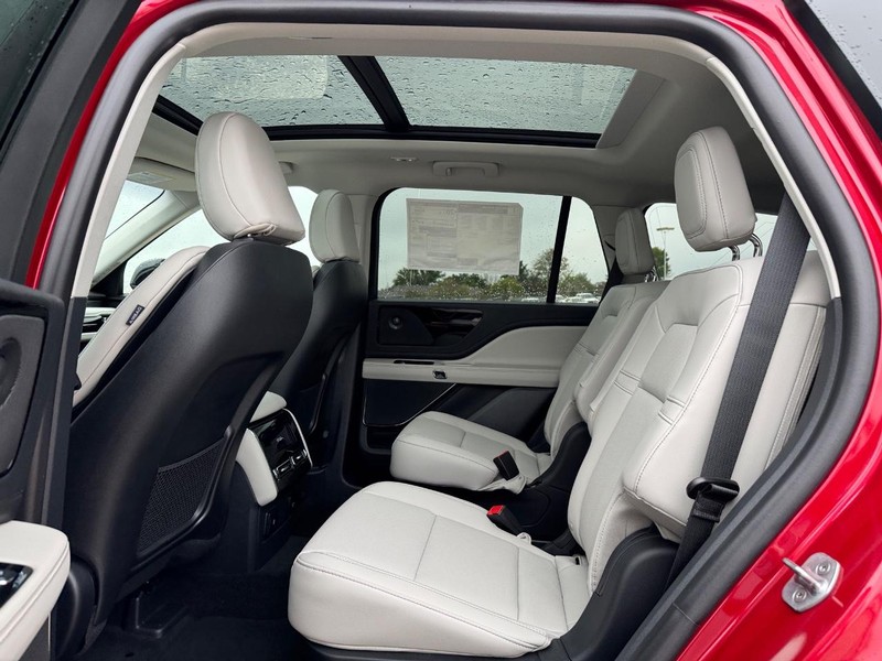 Lincoln Aviator Vehicle Full-screen Gallery Image 11