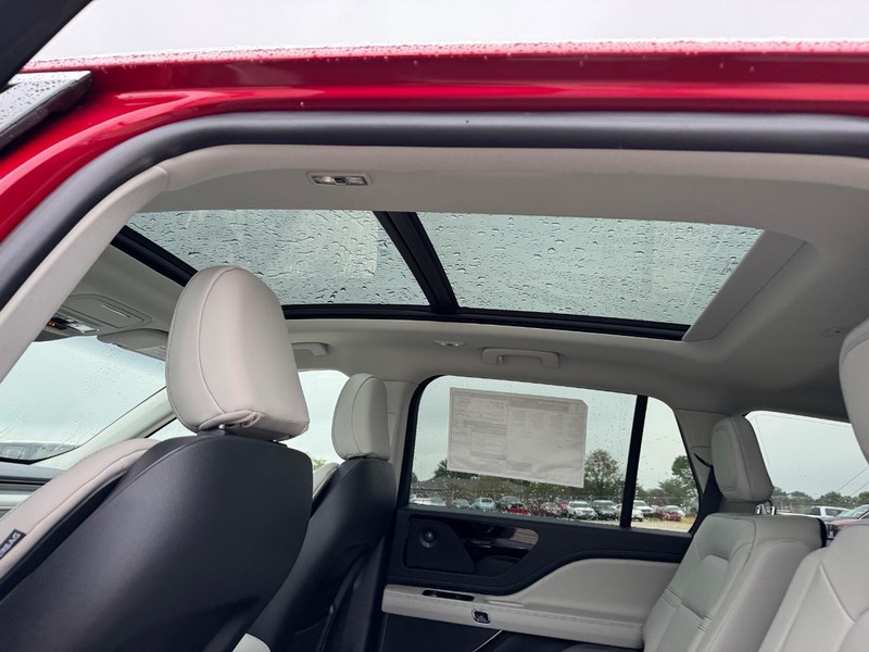 Lincoln Aviator Vehicle Full-screen Gallery Image 12