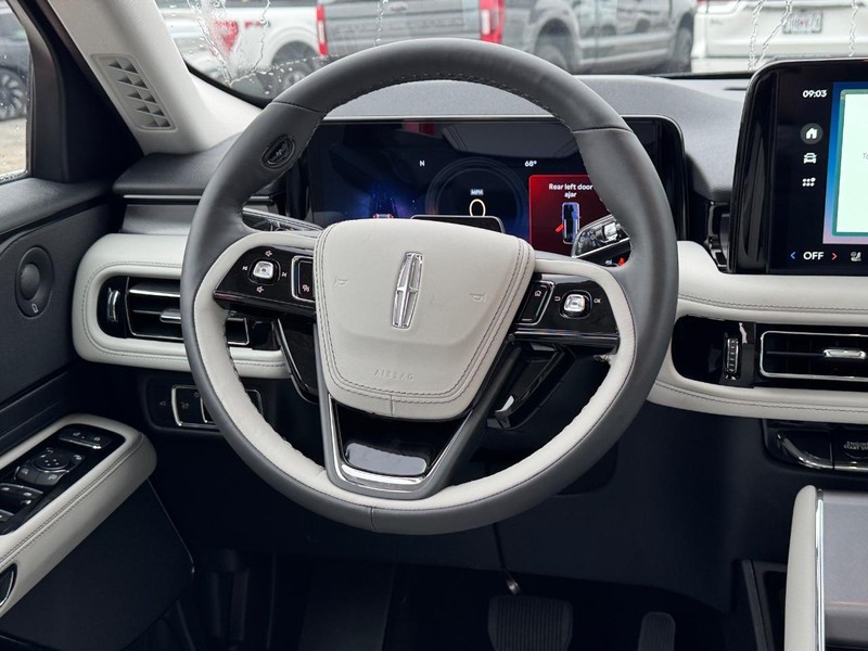 Lincoln Aviator Vehicle Full-screen Gallery Image 15