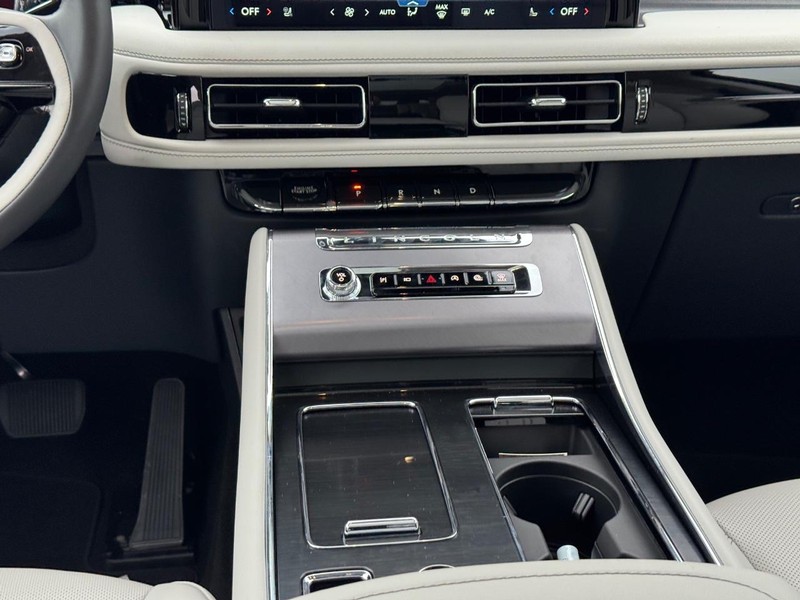 Lincoln Aviator Vehicle Full-screen Gallery Image 17