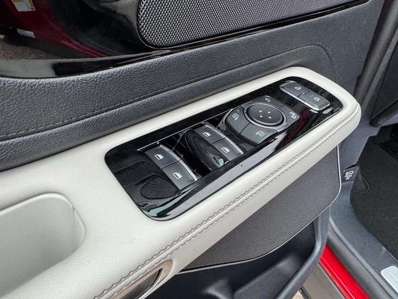 Lincoln Aviator Vehicle Full-screen Gallery Image 19