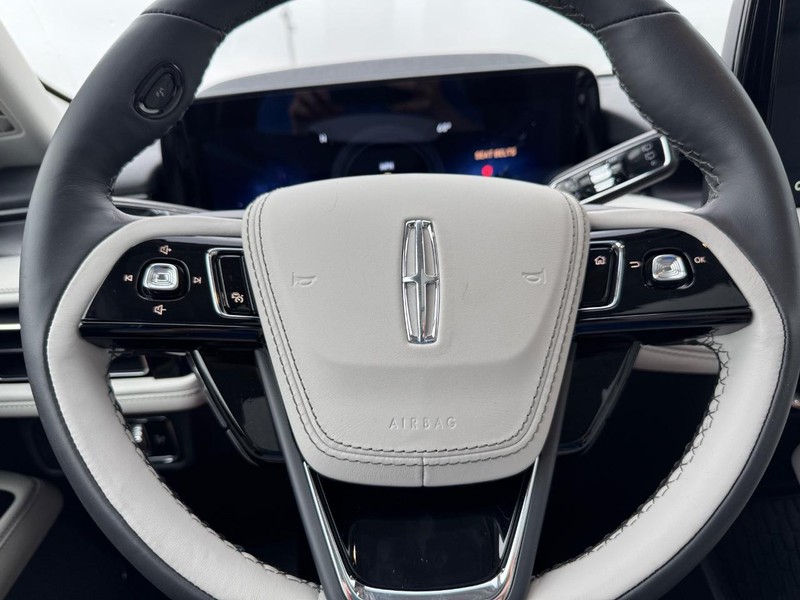 Lincoln Aviator Vehicle Full-screen Gallery Image 21