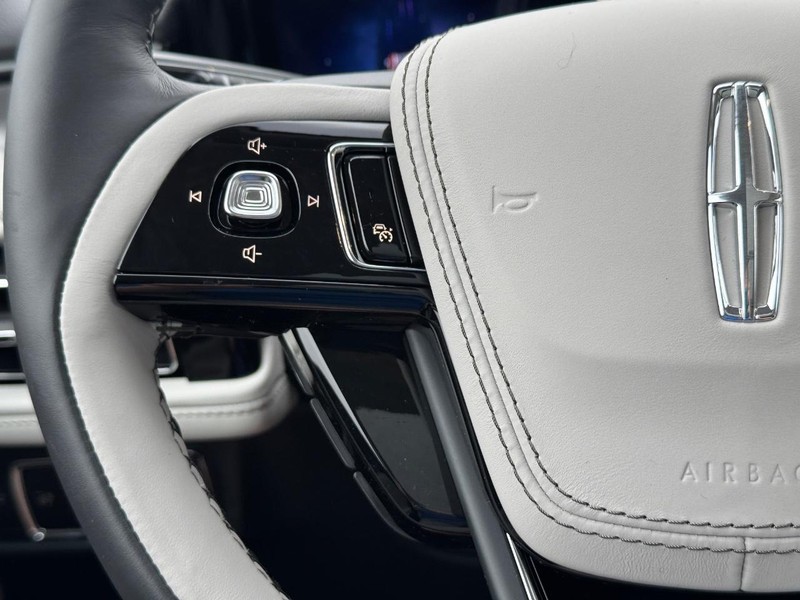 Lincoln Aviator Vehicle Full-screen Gallery Image 22