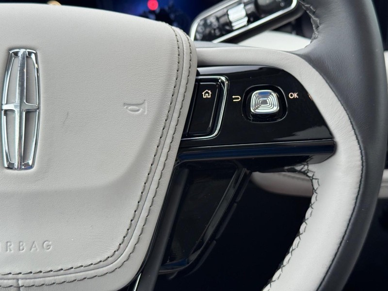 Lincoln Aviator Vehicle Full-screen Gallery Image 23