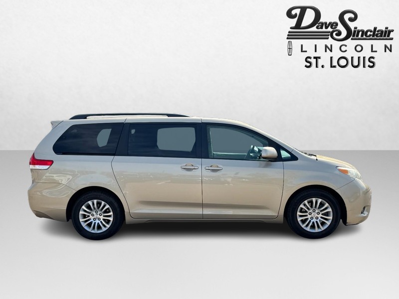 Toyota Sienna Vehicle Full-screen Gallery Image 04