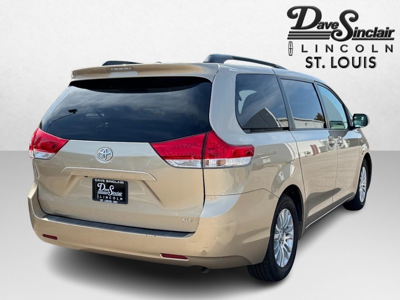 Toyota Sienna Vehicle Full-screen Gallery Image 05
