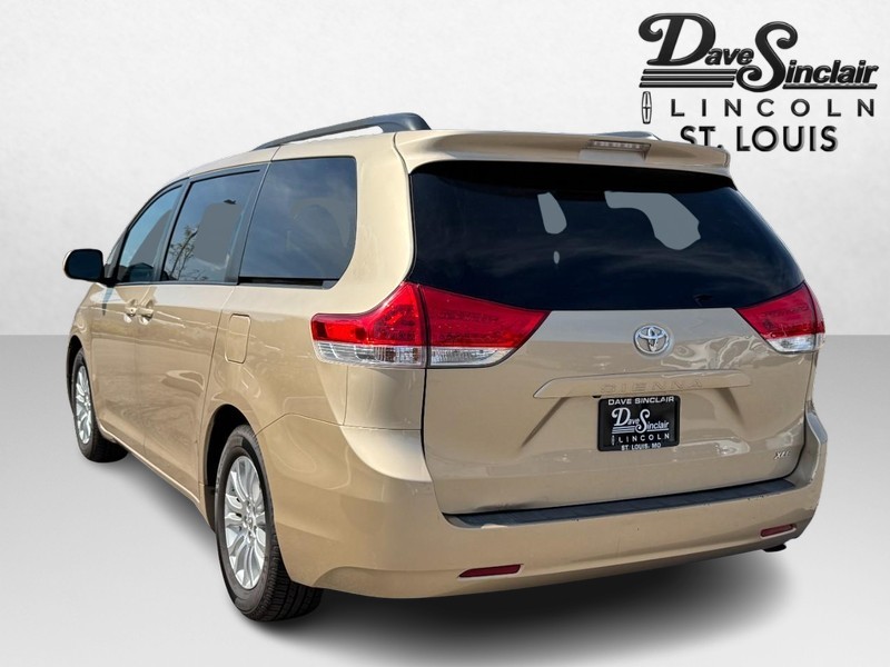 Toyota Sienna Vehicle Full-screen Gallery Image 07