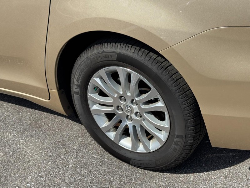 Toyota Sienna Vehicle Full-screen Gallery Image 09