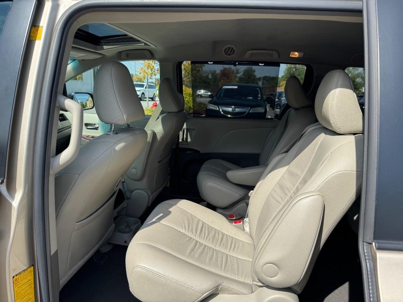 Toyota Sienna Vehicle Full-screen Gallery Image 10