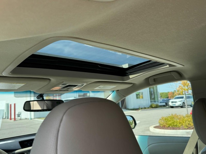 Toyota Sienna Vehicle Full-screen Gallery Image 11