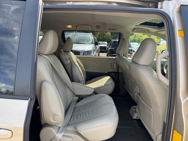 Toyota Sienna Vehicle Full-screen Gallery Image 12