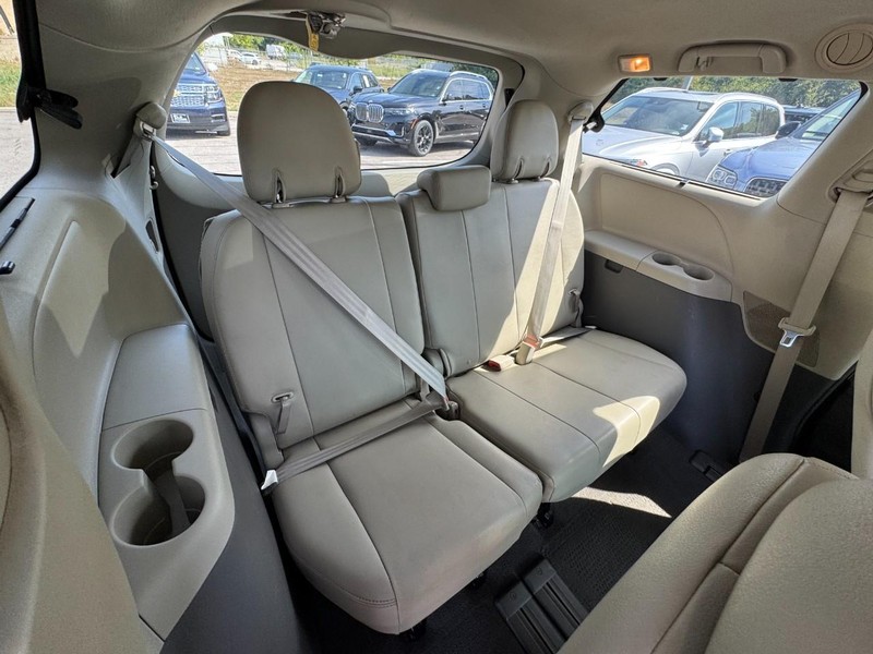Toyota Sienna Vehicle Full-screen Gallery Image 13