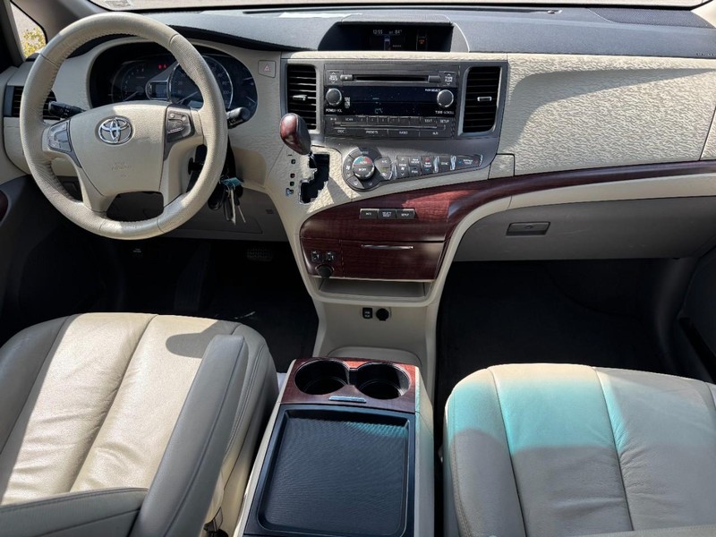 Toyota Sienna Vehicle Full-screen Gallery Image 14