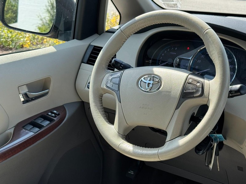Toyota Sienna Vehicle Full-screen Gallery Image 15