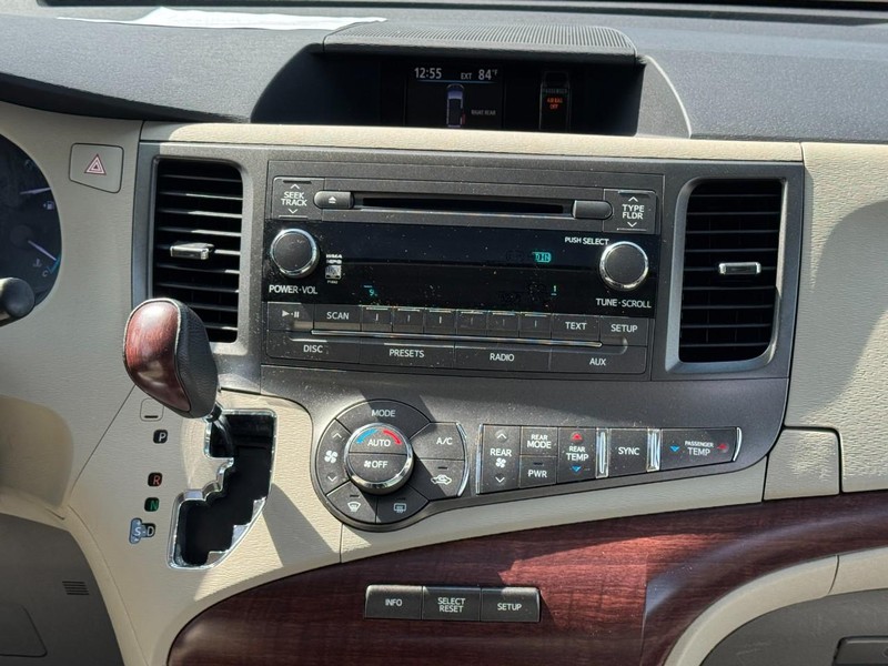 Toyota Sienna Vehicle Full-screen Gallery Image 16