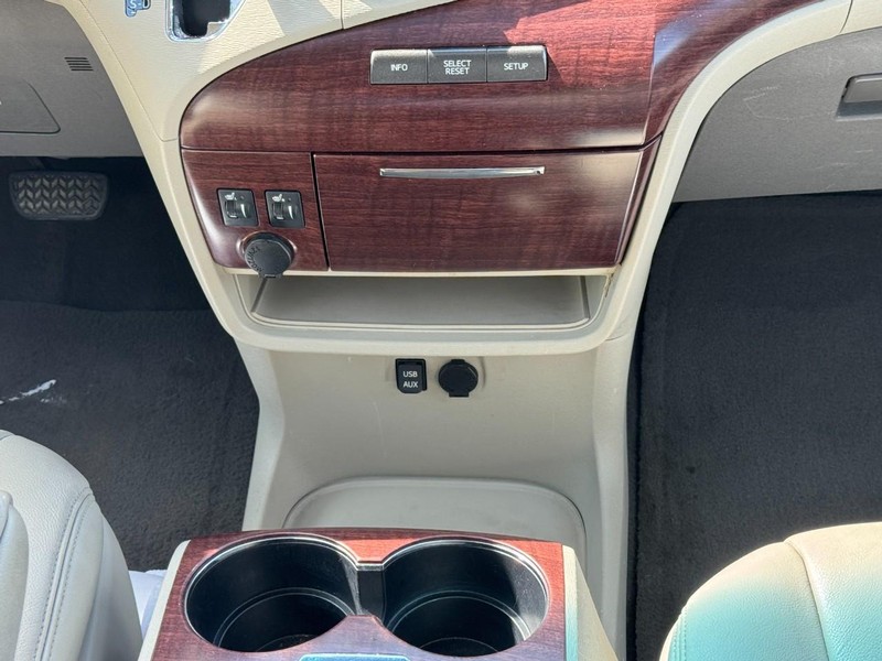 Toyota Sienna Vehicle Full-screen Gallery Image 17