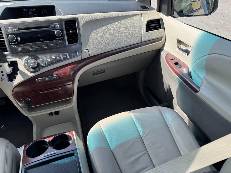 Toyota Sienna Vehicle Full-screen Gallery Image 18