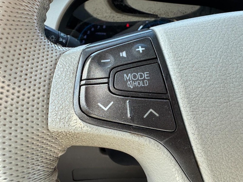 Toyota Sienna Vehicle Full-screen Gallery Image 19