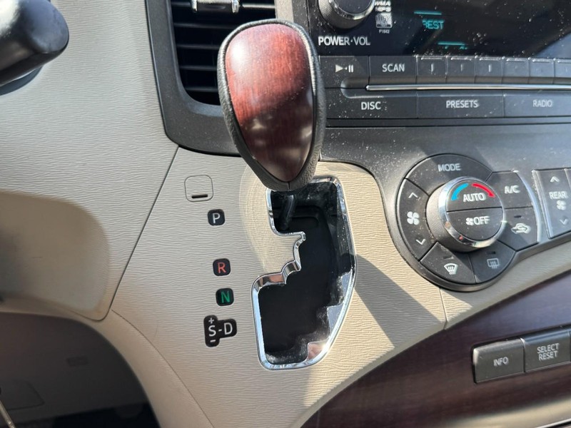 Toyota Sienna Vehicle Full-screen Gallery Image 23