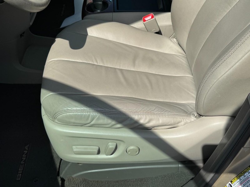 Toyota Sienna Vehicle Full-screen Gallery Image 26