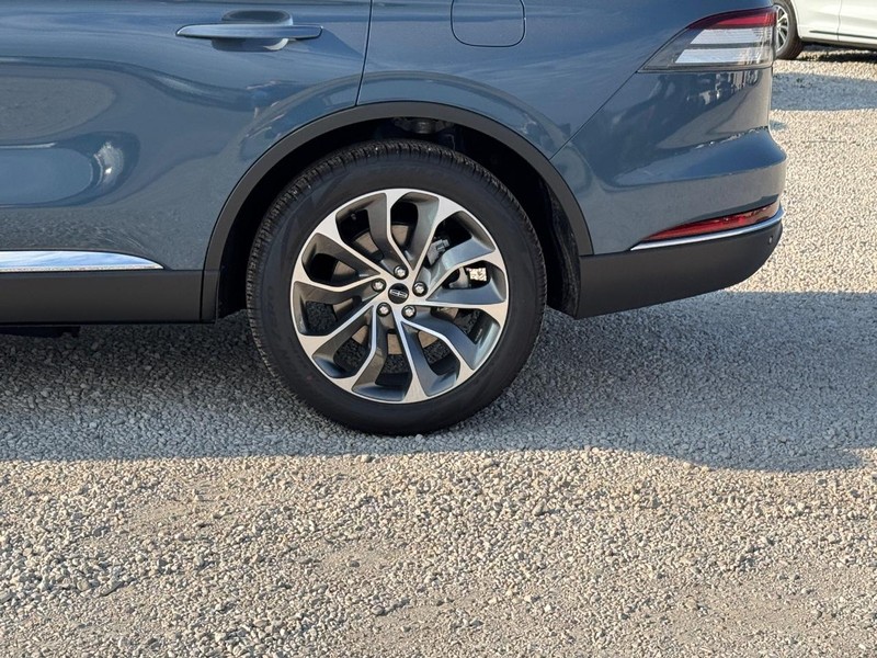 Lincoln Aviator Vehicle Full-screen Gallery Image 10