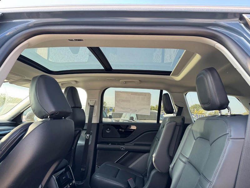 Lincoln Aviator Vehicle Full-screen Gallery Image 12