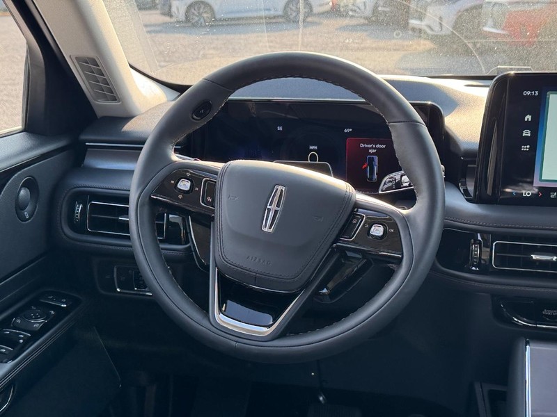 Lincoln Aviator Vehicle Full-screen Gallery Image 15