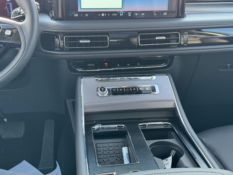 Lincoln Aviator Vehicle Full-screen Gallery Image 17