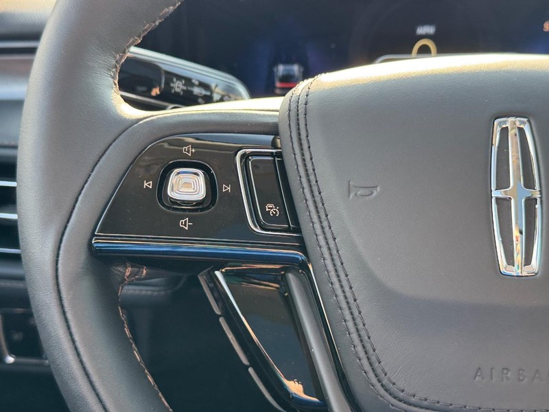 Lincoln Aviator Vehicle Full-screen Gallery Image 22