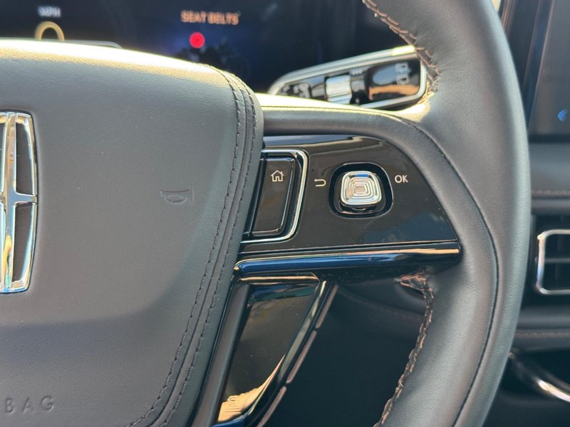 Lincoln Aviator Vehicle Full-screen Gallery Image 23