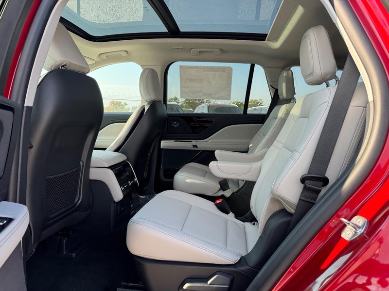 Lincoln Aviator Vehicle Full-screen Gallery Image 11