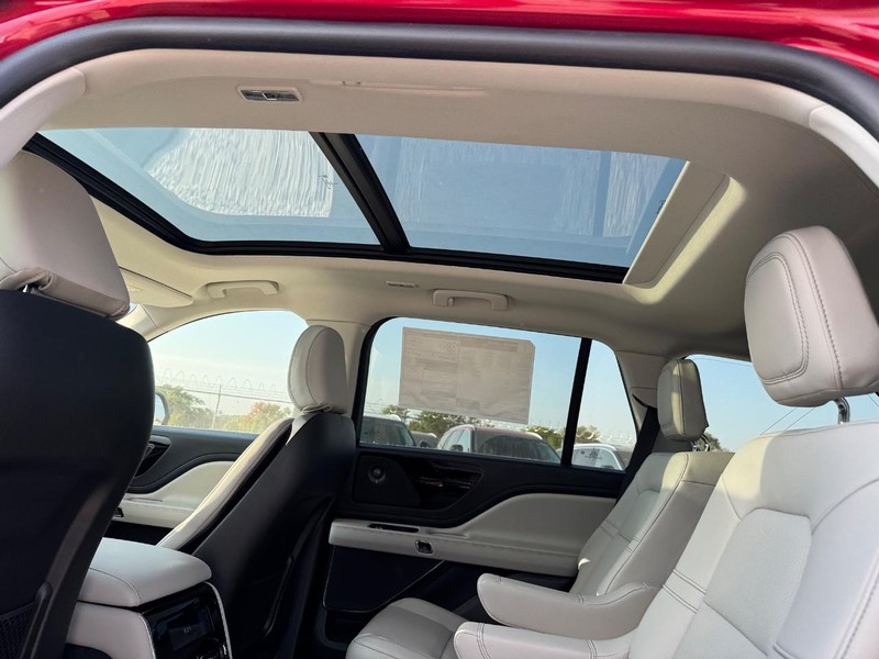 Lincoln Aviator Vehicle Full-screen Gallery Image 12