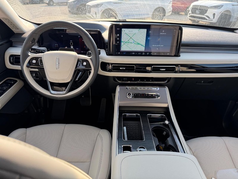 Lincoln Aviator Vehicle Full-screen Gallery Image 14